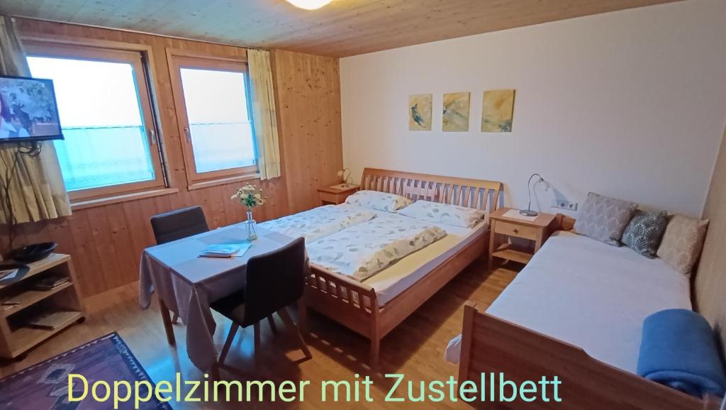 Postel nebo postele na pokoji v ubytování Gästehaus Lutz