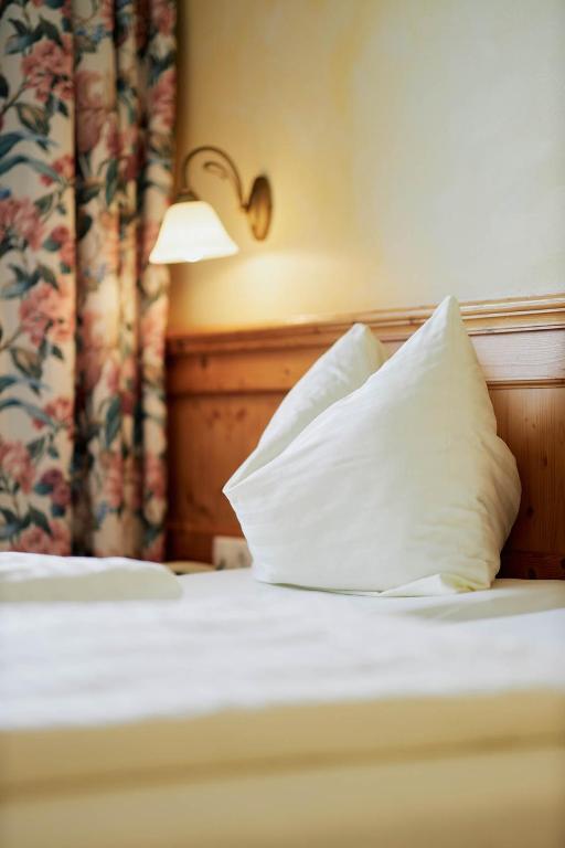 Postel nebo postele na pokoji v ubytování Gasthaus Hotel Oberwirt