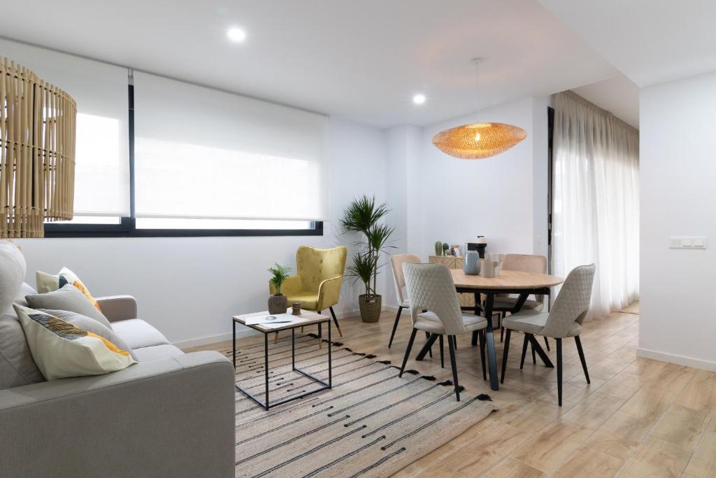 sala de estar con mesa y sofá en DormForYou Arena Delux terraza en Valencia