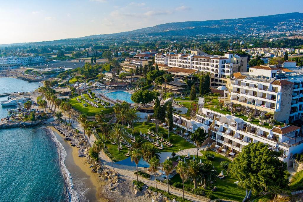 eine Luftansicht eines Resorts in der Nähe des Ozeans in der Unterkunft Coral Beach Hotel & Resort Cyprus in Coral Bay