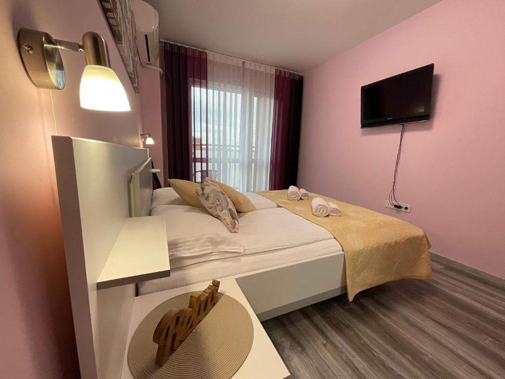 Postel nebo postele na pokoji v ubytování Nataly Homes