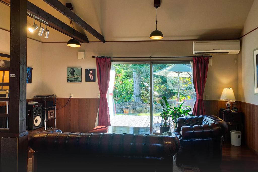 Posezení v ubytování 伊豆高原 桜並木通りに面したコテージJiro's