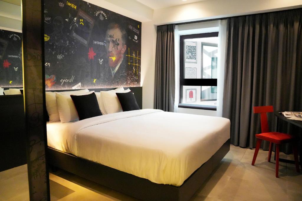ein Schlafzimmer mit einem großen Bett in einem Zimmer in der Unterkunft SO City Hotel Adults Only in St Julian's