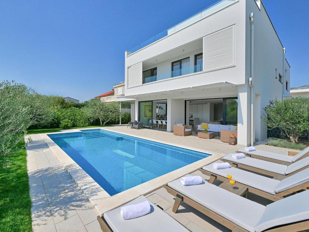 5-bedroom villa near Split with pool