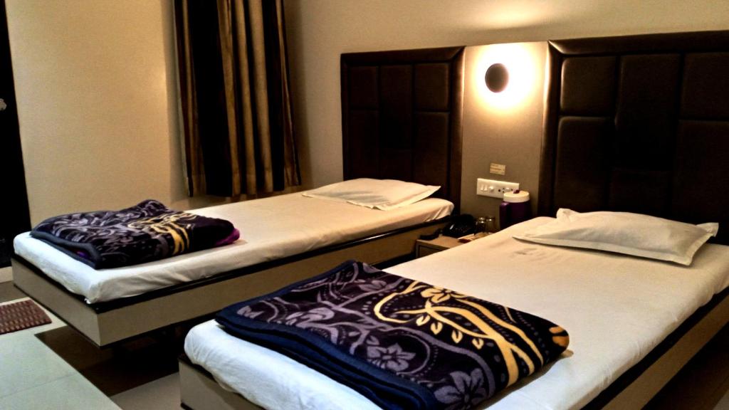 Un pat sau paturi într-o cameră la Hotel RamNiwas