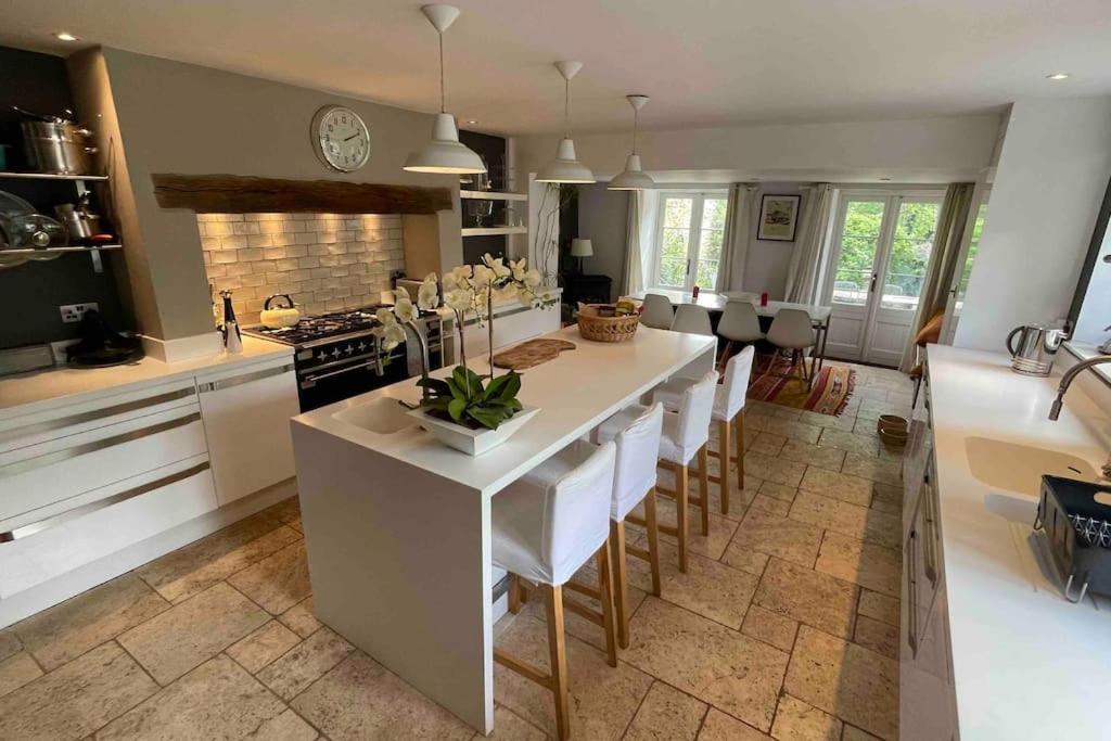 eine Küche mit einem großen weißen Tisch und Stühlen in der Unterkunft Large 4 bed house in Malmesbury, great for big families in Malmesbury