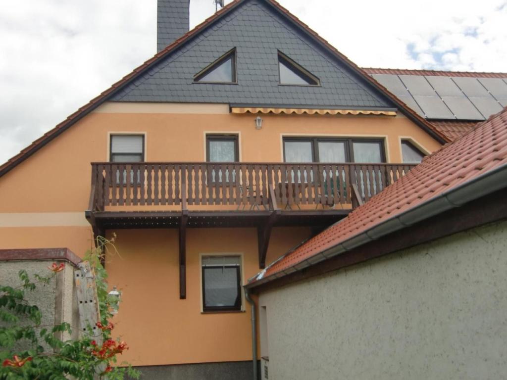 una casa con una terraza de madera encima en Ferienwohnung für 5 Personen in Radewege, Berlin, en Radewege