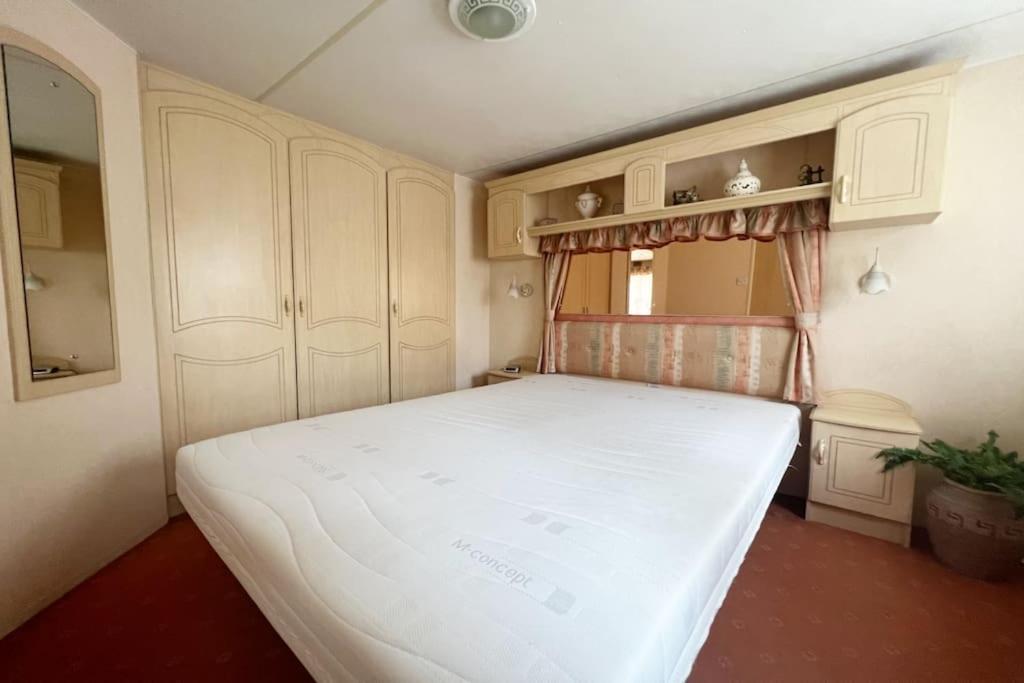 Postel nebo postele na pokoji v ubytování Chalet De Nollen P12 - Camping De Nollen Callantsoog