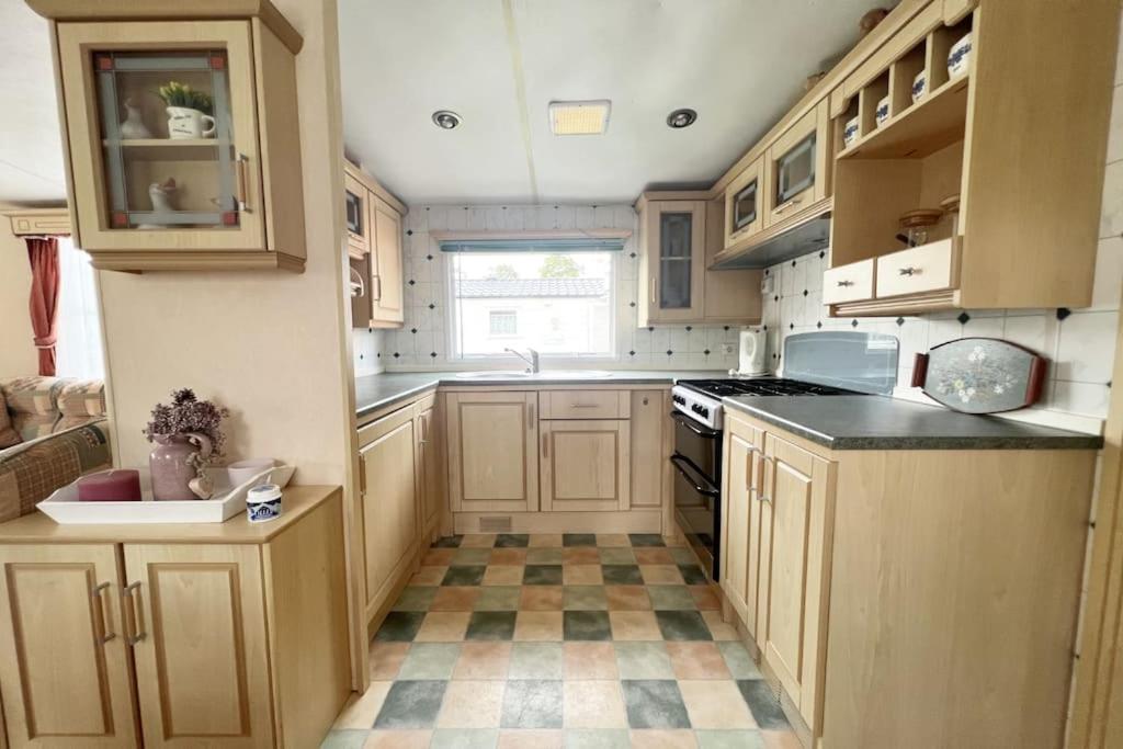 Kuchyň nebo kuchyňský kout v ubytování Chalet De Nollen P12 - Camping De Nollen Callantsoog