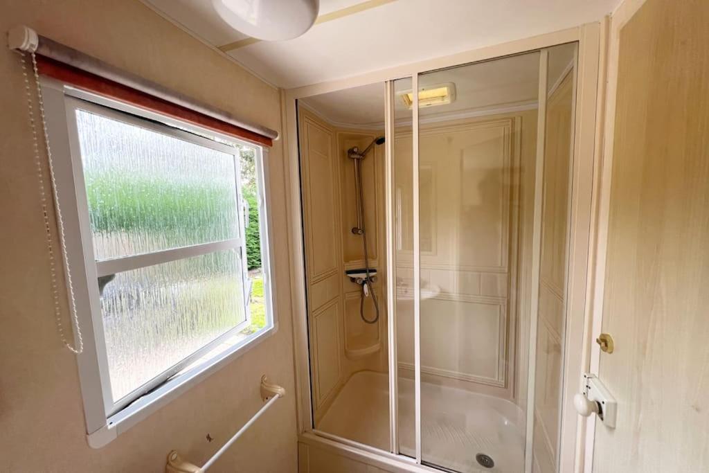 Koupelna v ubytování Chalet De Nollen P12 - Camping De Nollen Callantsoog