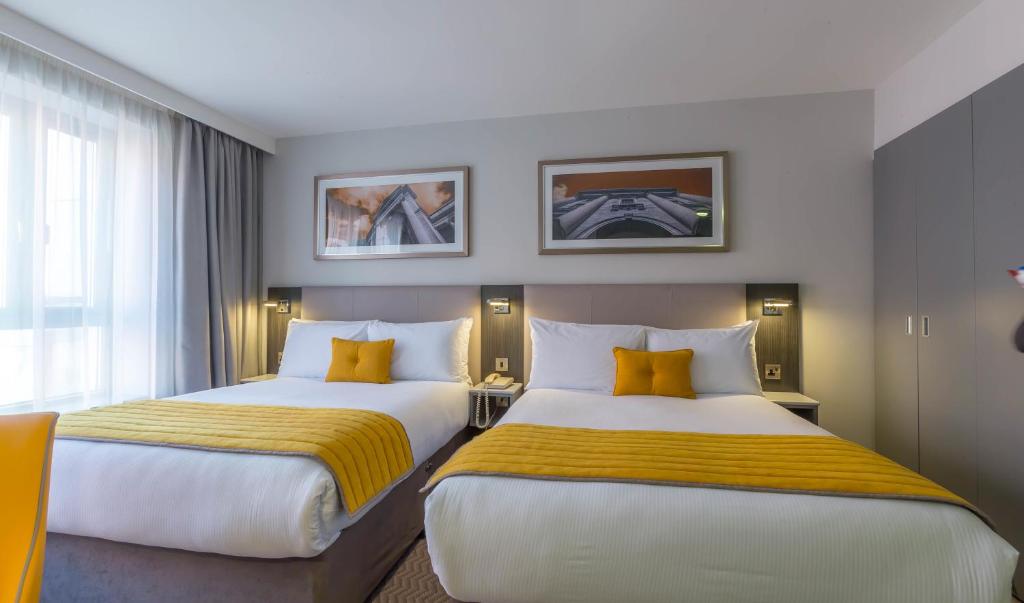 Postel nebo postele na pokoji v ubytování Maldron Hotel Pearse Street Dublin City