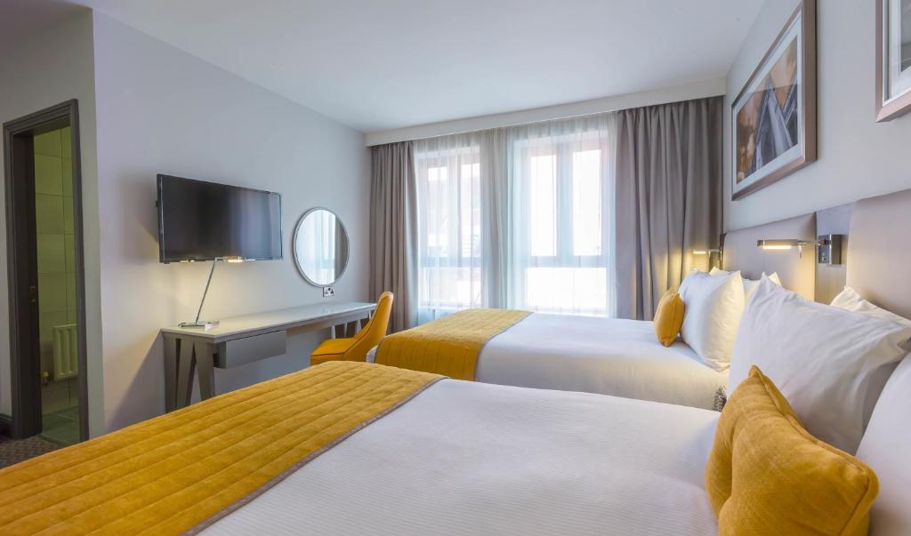 Postel nebo postele na pokoji v ubytování Maldron Hotel Pearse Street Dublin City