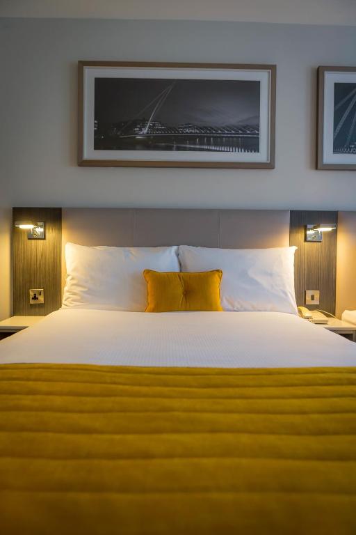 Postel nebo postele na pokoji v ubytování Maldron Hotel Pearse Street Dublin City