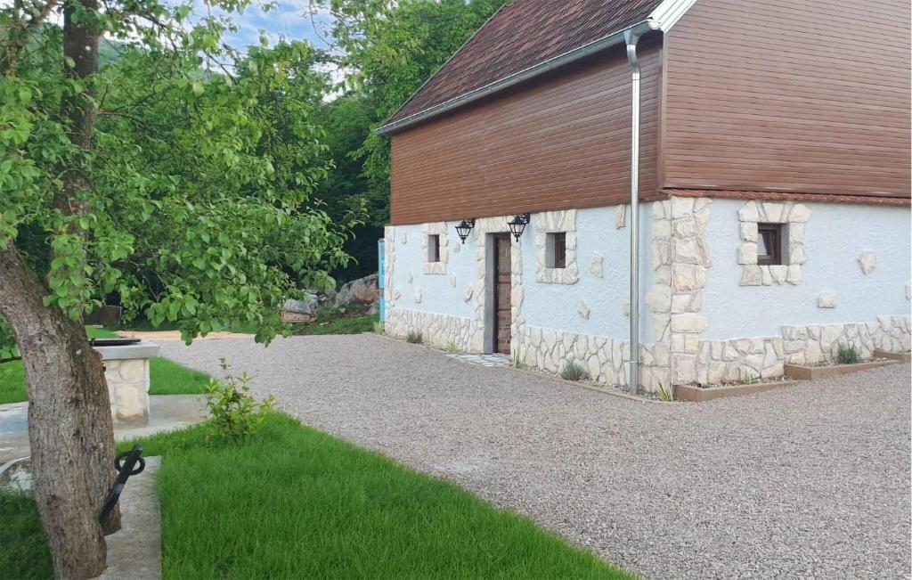 Budova, v ktorej sa dovolenkový dom nachádza