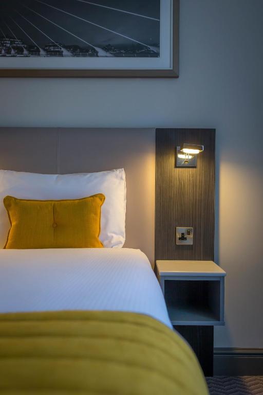 Postel nebo postele na pokoji v ubytování Maldron Hotel Pearse Street Dublin City