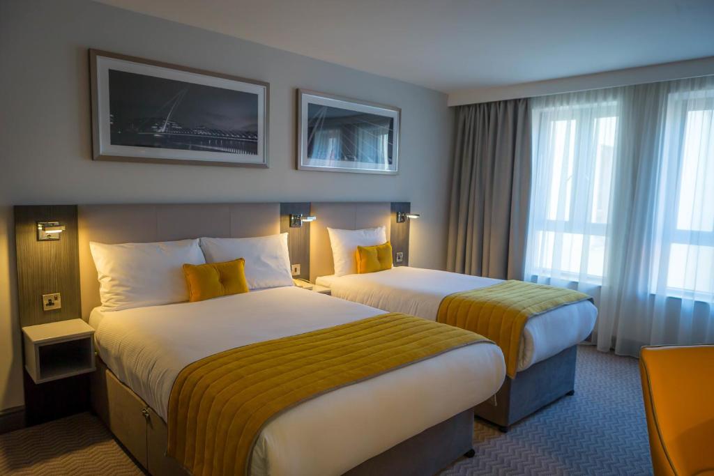 Postel nebo postele na pokoji v ubytování Maldron Hotel Pearse Street Dublin City