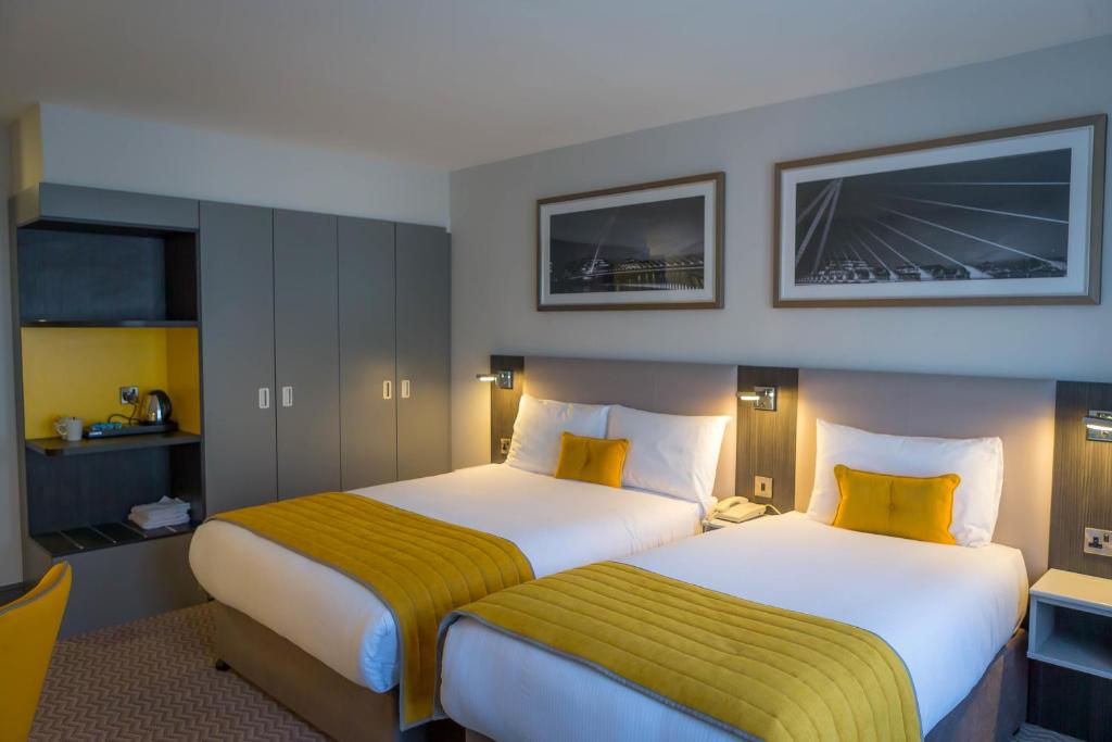 Postel nebo postele na pokoji v ubytování Maldron Hotel Pearse Street Dublin City