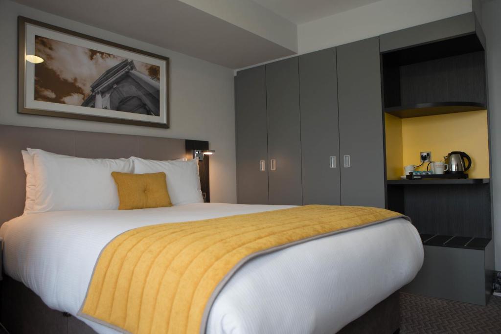 Postel nebo postele na pokoji v ubytování Maldron Hotel Pearse Street Dublin City