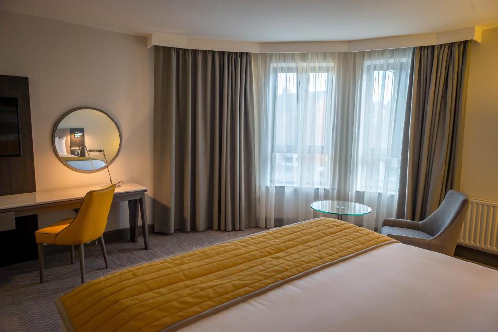 Postel nebo postele na pokoji v ubytování Maldron Hotel Pearse Street Dublin City