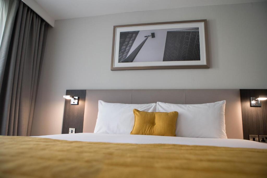 Postel nebo postele na pokoji v ubytování Maldron Hotel Pearse Street Dublin City