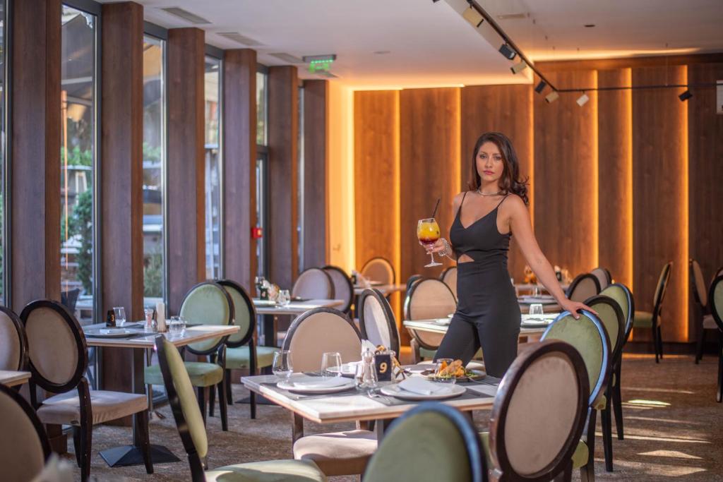 Oaspeți care stau la Hotel Carpathia