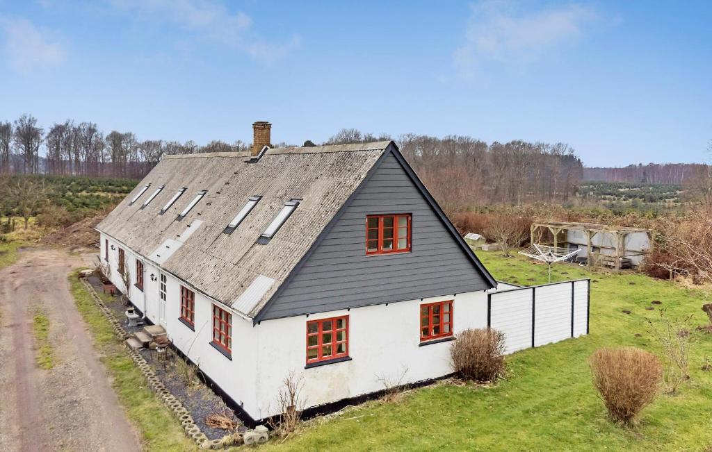 una casa blanca con un techo gris en un campo en 4 Bedroom Lovely Home In Langebk, en Langebæk