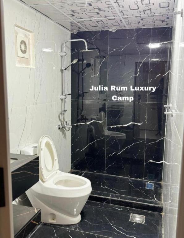 Vannituba majutusasutuses Julia Rum Luxury Camp