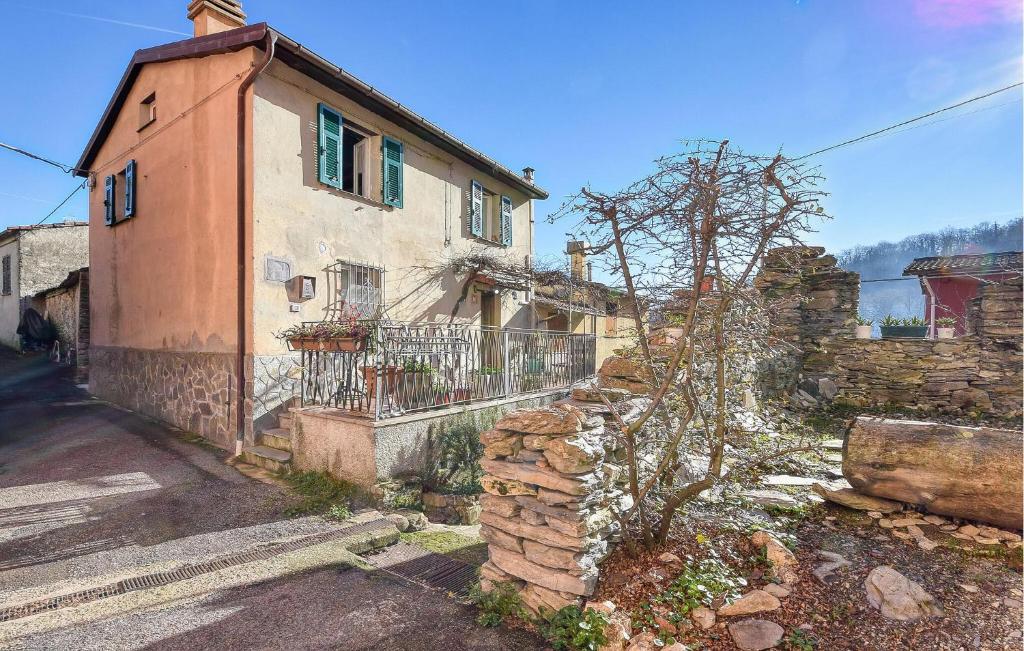 una vieja casa de piedra con un árbol delante en Nice Home In Lumarzo With Kitchen, en Pannesi