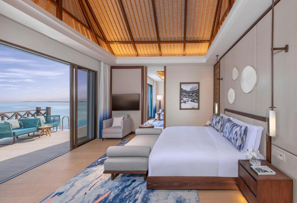 Postel nebo postele na pokoji v ubytování Anantara Mina Ras Al Khaimah Resort