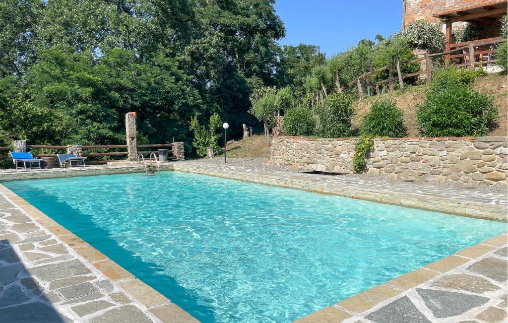 uma piscina com água azul num quintal em Alloro 3 em Montecarlo