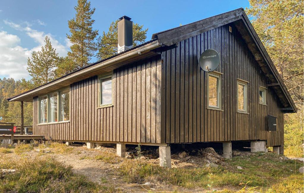 una pequeña casa de madera en la parte superior de un campo en Amazing Home In Hovden I Setesdal With Ethernet Internet, en Giskeli