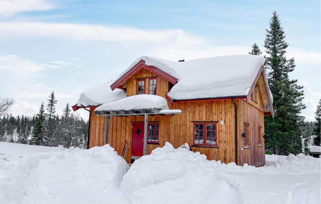 Cabaña de madera con nieve en el techo en 2 Bedroom Gorgeous Home In Aust- Torpa en Aust-Torpa