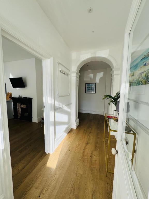 Pearl House - Delightful 3-4 Bedroom Coastal Getaway - Four-Bedroom House