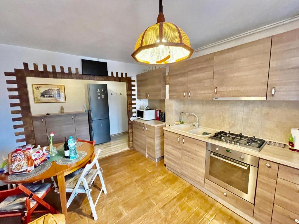 une cuisine avec une table et une salle à manger dans l'établissement David Apartment, à Otopeni