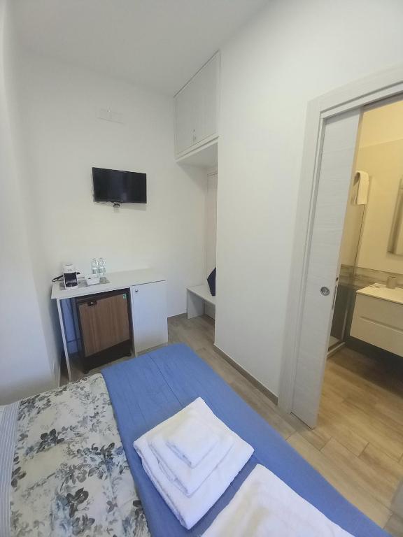 Postel nebo postele na pokoji v ubytování Parco dei Gerani - Il monolocale e la camera - Room and Studio
