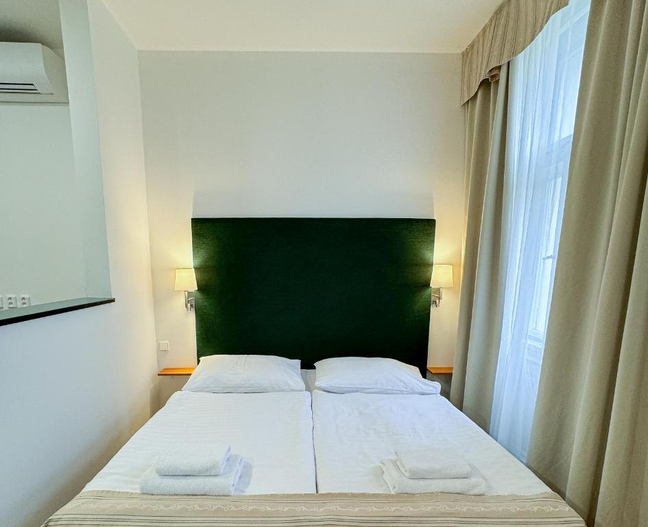 Postel nebo postele na pokoji v ubytování Hotel Malá Strana