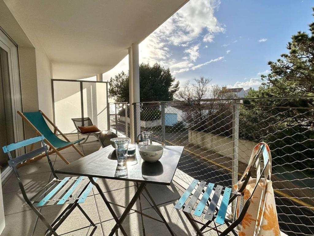 un patio avec une table et des chaises sur un balcon dans l'établissement Appartement 2 pièces, 2 couchages, La Guérinière, balcon, parking - FR-1-224B-171, à La Guérinière