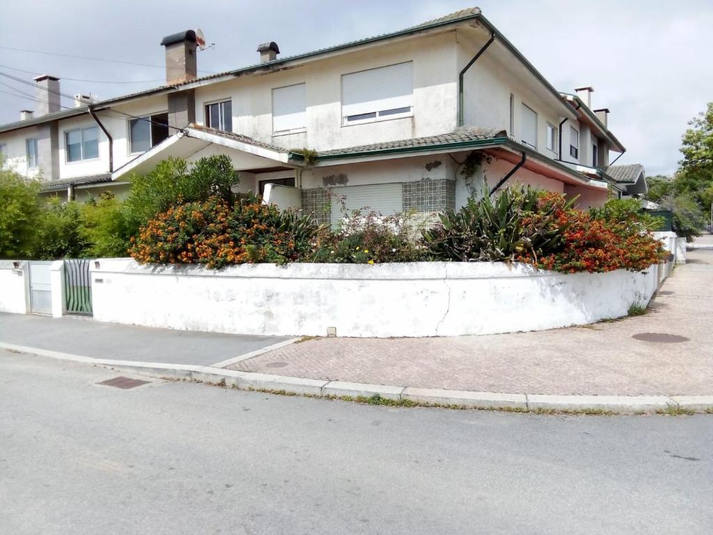 une maison fleurie sur le côté d'une rue dans l'établissement Miramar on Beach View Villa, à Vila Nova de Gaia