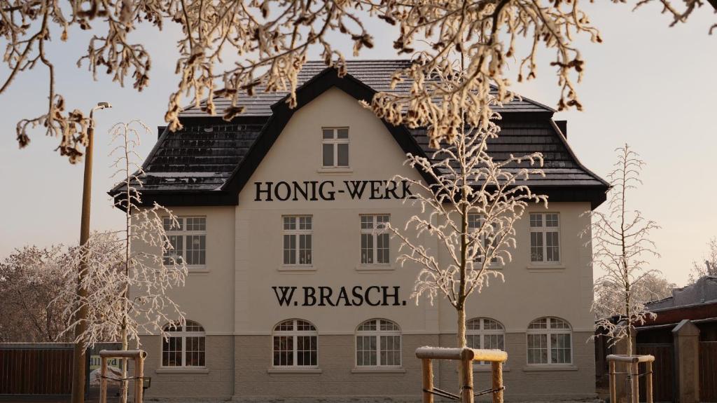 une maison avec les mots "home works wrexham" qui y sont écrits dans l'établissement Remise Brasch - Zwischen Bahnhof und Elbe, à Wittenberge
