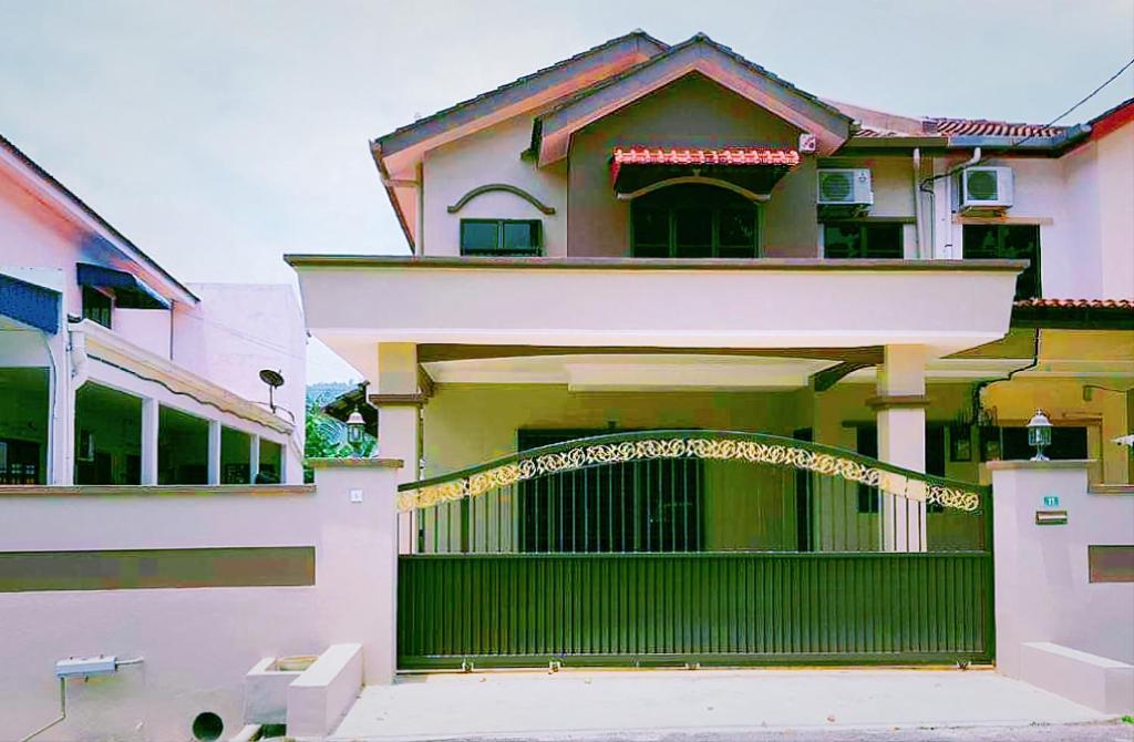 a house with a gate in front of it at Ipoh Sunway 20Pax 5 mins Lost World Holiday Home by City Home Empire in Tambun