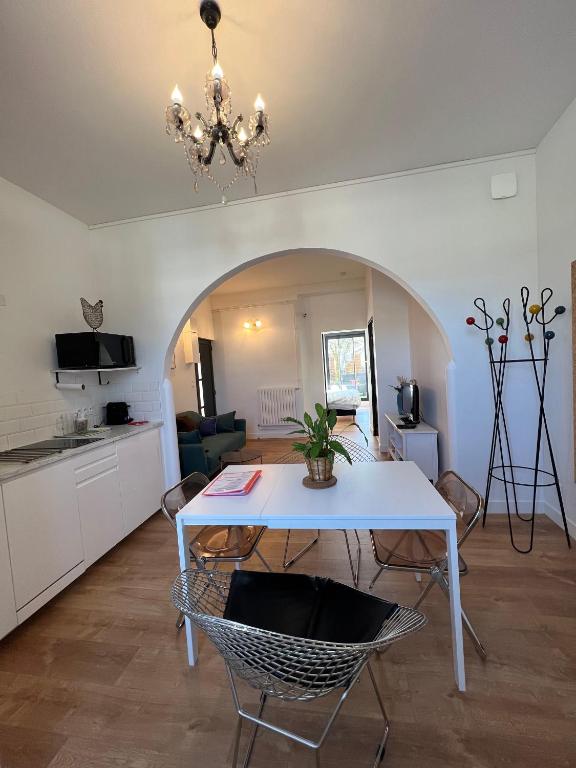 une cuisine avec une table et des chaises dans une pièce dans l'établissement Secret Garden, à Ay