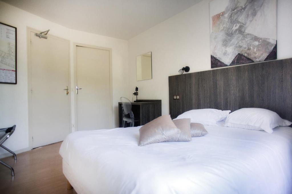 Postel nebo postele na pokoji v ubytování Le Victor Hugo - Hôtel et Restaurant - Logis Hôtels