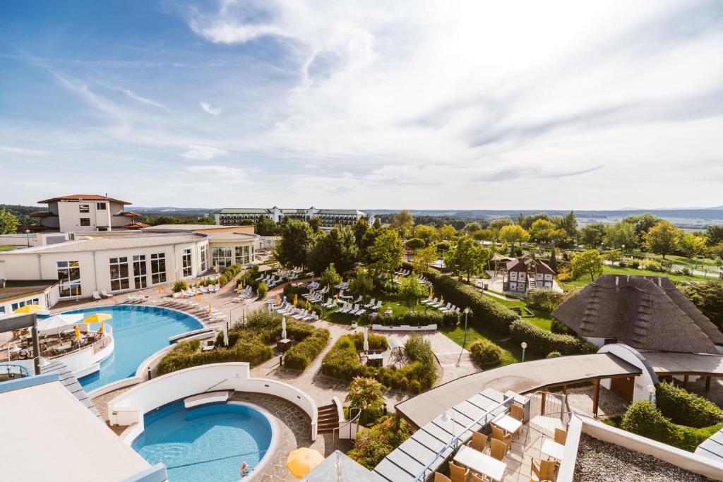 バート・タッツマンスドルフにあるHotel Reiters Finest Familyのリゾートのプールの空からの景色を望めます。