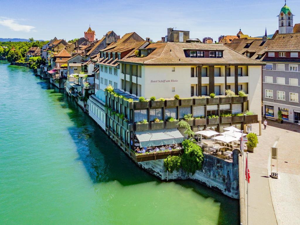 uma vista aérea de um rio numa cidade em Hotel Schiff am Rhein em Rheinfelden