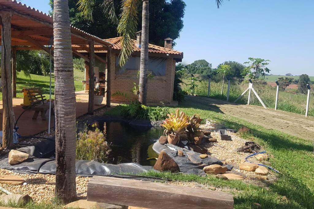 a garden with a pond in front of a house at Estância Panorama in Palestina