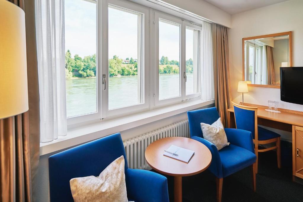 TV a/nebo společenská místnost v ubytování Hotel Schiff am Rhein
