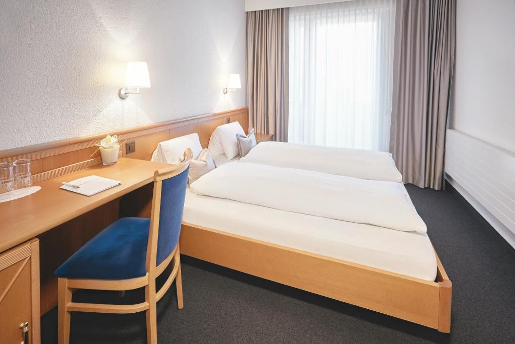 Postel nebo postele na pokoji v ubytování Hotel Schiff am Rhein
