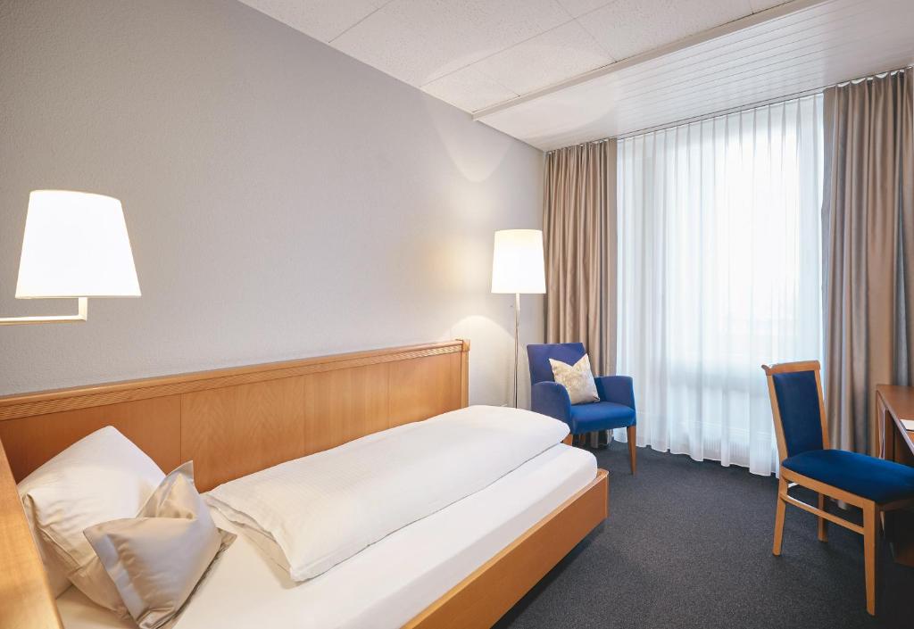 Postel nebo postele na pokoji v ubytování Hotel Schiff am Rhein