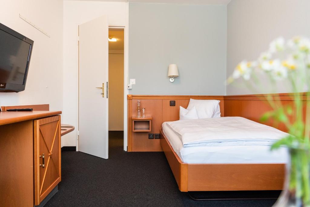 Postel nebo postele na pokoji v ubytování Hotel Schiff am Rhein