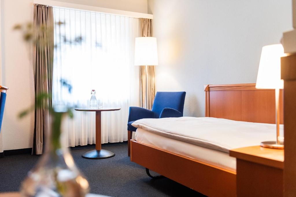 Postel nebo postele na pokoji v ubytování Hotel Schiff am Rhein